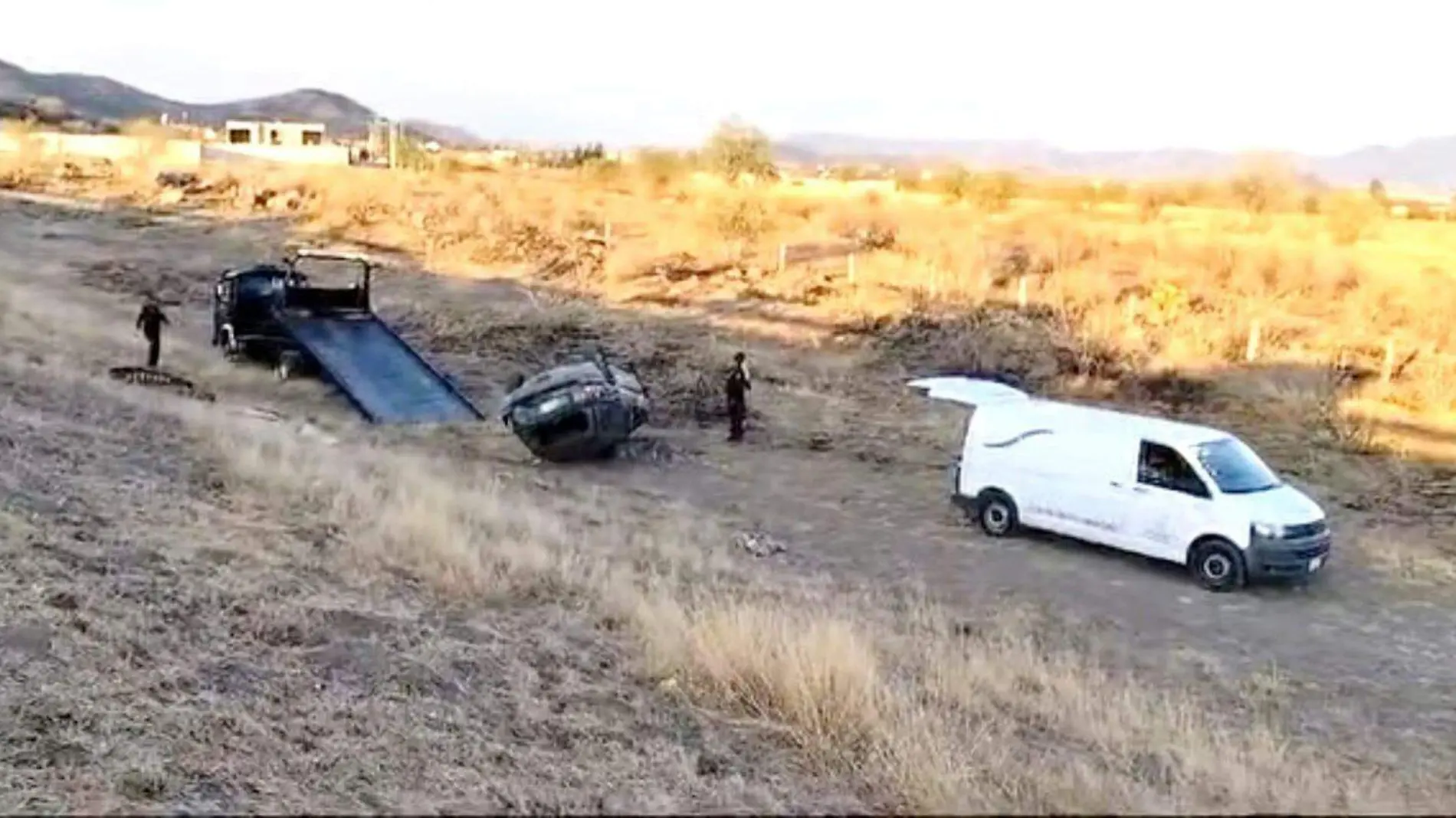 Dos personas mayores perdieron la vida en un accidente automovilístico al caer su vehículo a un barranco